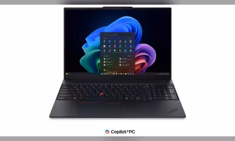 Wildcat Lake arrive sur les ThinkPad E14 Gen 8 et E16 Gen 4 avec Core 7 360 1 Ordinateur portable Lenovo ThinkPad avec écran allumé, couleurs contrastées et fond noir