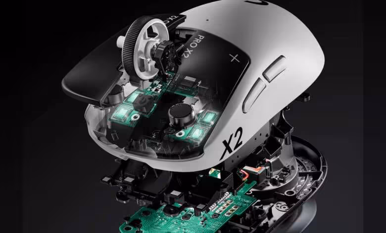 Logitech Superstrike 2 : une souris gaming de 2e génération visée pour septembre 1 Souris gaming Logitech Pro X2 Superstrike en vue éclatée, montrant capteur, circuit imprimé et boutons internes lumineux