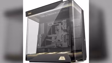 Boîtier MSI MEG MAESTRO 900R noir et doré, vue trois quarts avec panneau vitré