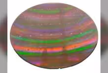 Tranche de wafer circulaire multicolore avec motifs irisés, utilisée en microélectronique et micro-transfer printing