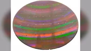 Tranche de wafer circulaire multicolore avec motifs irisés, utilisée en microélectronique et micro-transfer printing