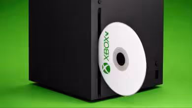 Xbox Series X avec disque Xbox positionné en insertion, fond vert contraste élevé
