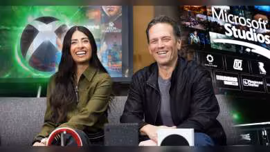 Deux personnes souriantes sur un canapé avec logos Xbox et Microsoft Studios en arrière-plan.