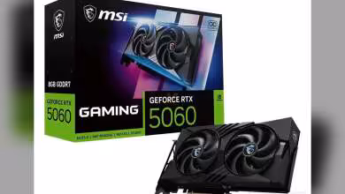 Carte graphique MSI Gaming GeForce RTX 5060 avec packaging vibrant, éclairage professionnel et fond très contrasté