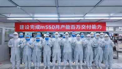Employés Longsys en tenue stérile célébrant la production de masse de mSSD dans une usine high-tech chinoise