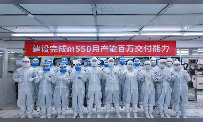 Employés Longsys en tenue stérile célébrant la production de masse de mSSD dans une usine high-tech chinoise