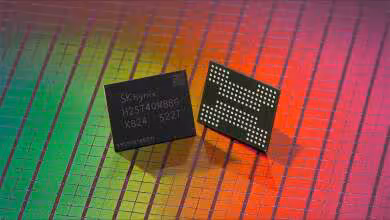 Puce mémoire SK Hynix NAND Flash noire avec marquage visible, vue face avant et dos sur fond coloré