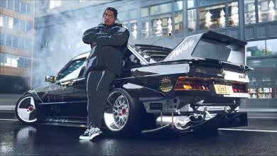 Personnage appuyé sur une voiture de drift noire modifiée, aileron large, jantes blanches, scène urbaine
