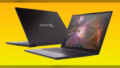 Deux laptops System76 Lemur Pro avec écran lumineux et fond orange vif
