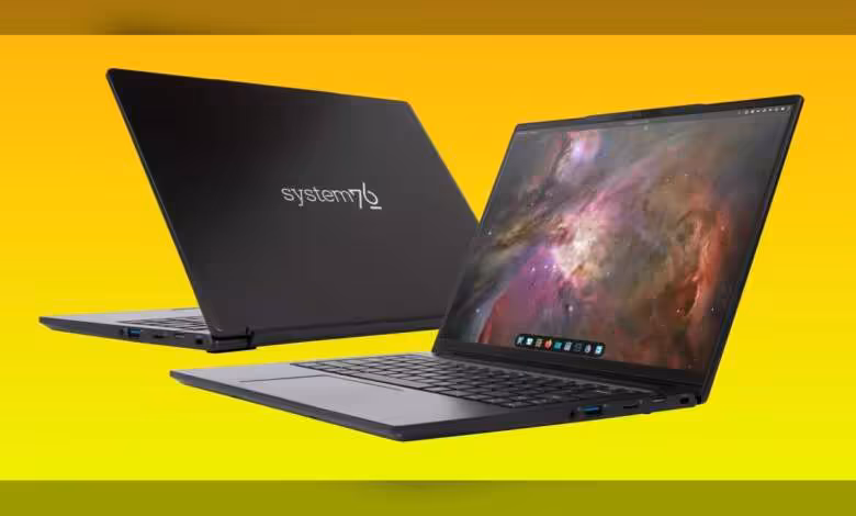 Lemur Pro de System76 sous Panther Lake avec Core Ultra 5 325 démarre à 1 999 dollars 1 Deux laptops System76 Lemur Pro avec écran lumineux et fond orange vif