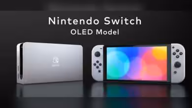 Console Nintendo Switch modèle OLED avec manettes Joy-Con grises sur fond noir.