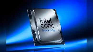 Processeur Intel Core Nova Lake sur fond bleu, boîtier métallique avec marquage Intel Core visible