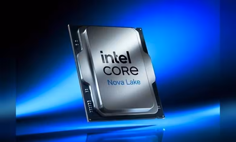Processeur Intel Core Nova Lake sur fond bleu, boîtier métallique avec marquage Intel Core visible