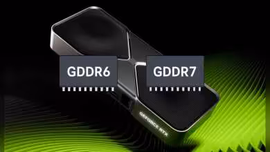 Puces mémoire GDDR6 et GDDR7 posées sur une carte graphique NVIDIA GeForce RTX stylisée verte et noire