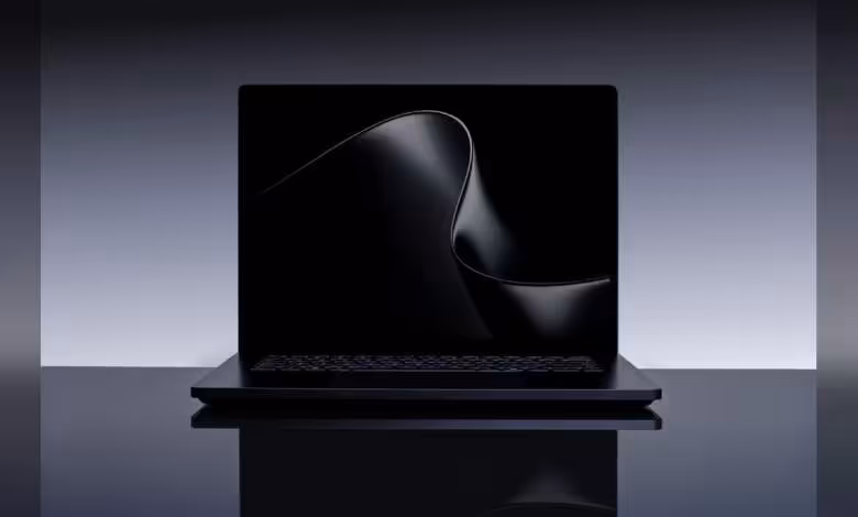 NVIDIA N1X : un premier score Cinebench 2026 au niveau de l’Apple M3 Max 14 cœurs 1 Photo d'un ordinateur portable noir sur fond dégradé sombre, éclairage dramatique