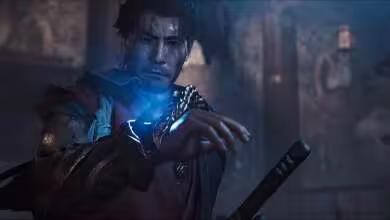 Guerrier de Onimusha brandissant une arme lumineuse bleue, visage sombre et tenue samouraï détaillée