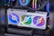 Carte graphique MSI GeForce RTX blanche à trois ventilateurs RGB dans un PC gaming custom