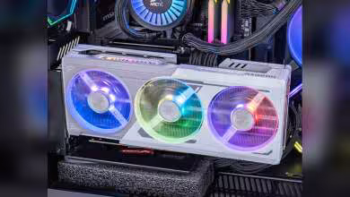 Carte graphique MSI GeForce RTX blanche à trois ventilateurs RGB dans un PC gaming custom
