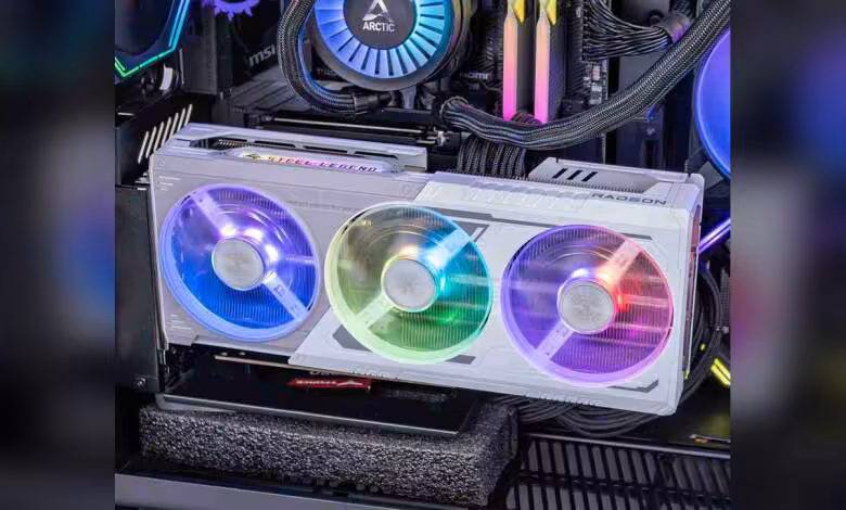 Carte graphique MSI GeForce RTX blanche à trois ventilateurs RGB dans un PC gaming custom