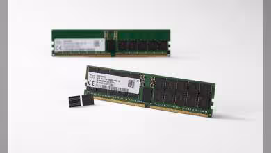 Deux barrettes mémoire DRAM ADATA vertes, l’une démontée, sur fond blanc studio