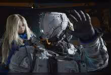 Astronaute en combinaison spatiale tenant une jeune femme blonde, scène de jeu vidéo futuriste sombre