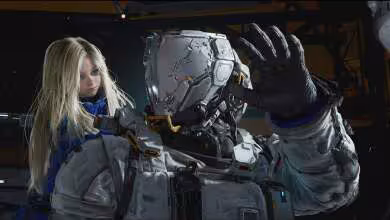 Astronaute en combinaison spatiale tenant une jeune femme blonde, scène de jeu vidéo futuriste sombre