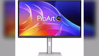 Moniteur ASUS ProArt OLED sur pied argenté, vue de face centrée avec logo ProArt
