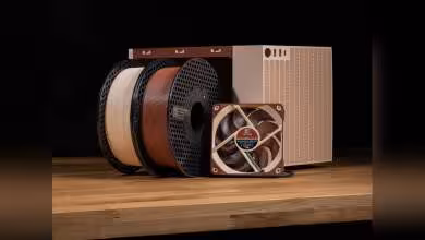 Bobines Prusament PETG Noctua Beige et Brown avec ventilateur Noctua sur table en bois