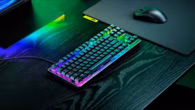 Clavier gaming compact RGB sur bureau avec souris, éclairage arc-en-ciel et design noir