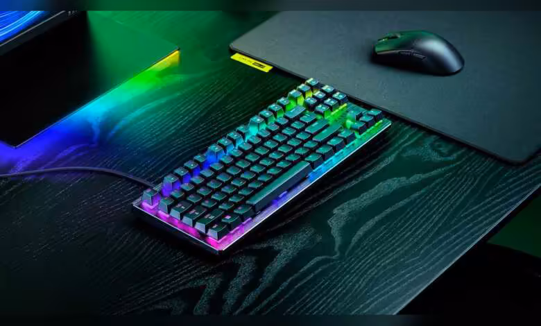 Razer Huntsman V3 HE Magnetic 8KHz, un clavier esport Hall Effect en TKL et Mini 65 % 1 Clavier gaming compact RGB sur bureau avec souris, éclairage arc-en-ciel et design noir