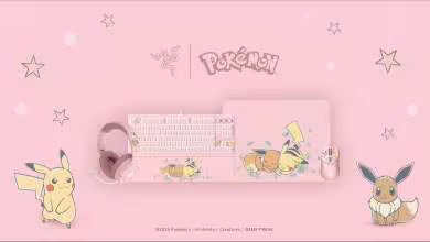 Fond d’écran promotionnel rose avec clavier, casque, souris et tapis Razer Pikachu et Eevee Collection
