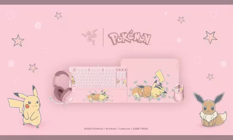 Razer Pikachu & Eevee Collection : 4 périphériques gaming Pokémon lancés à l'international 1 Fond d’écran promotionnel rose avec clavier, casque, souris et tapis Razer Pikachu et Eevee Collection