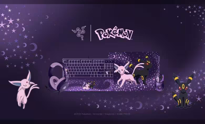 Razer Pokémon : une collection Espeon et Umbreon sur quatre périphériques PC 1 Ensemble clavier et accessoires Razer Pokémon Espeon et Umbreon, vue produit complète sur fond violet