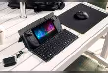 Razer Travel Case Folio ouvert sur table blanche avec console portable, clavier et souris sans fil