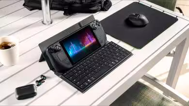 Razer Travel Case Folio ouvert sur table blanche avec console portable, clavier et souris sans fil