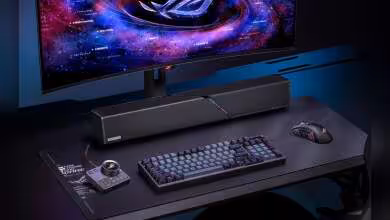 Barre de son ASUS ROG Gjallar sur bureau gaming avec clavier, souris et écran
