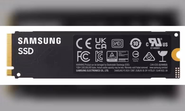 Samsung 990 : un SSD PCIe 4.0 en 1 To et 2 To, avec HMB et garantie limitée à 3 ans 1 SSD Samsung 990 PCIe 4.0 noir, étiquette claire, éclairage professionnel