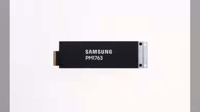 SSD Samsung PM1763 en gros plan avec fond blanc, bien éclairé et net