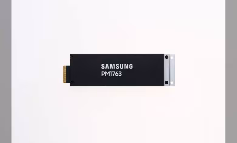 Samsung PM1763 entre en production avec 28,4 Go/s en lecture et jusqu’à 16 To 1 SSD Samsung PM1763 en gros plan avec fond blanc, bien éclairé et net