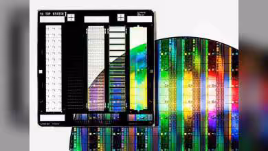 Plaquette de semi-conducteurs Samsung et SK hynix avec motifs colorés et structures de circuits intégrés visibles