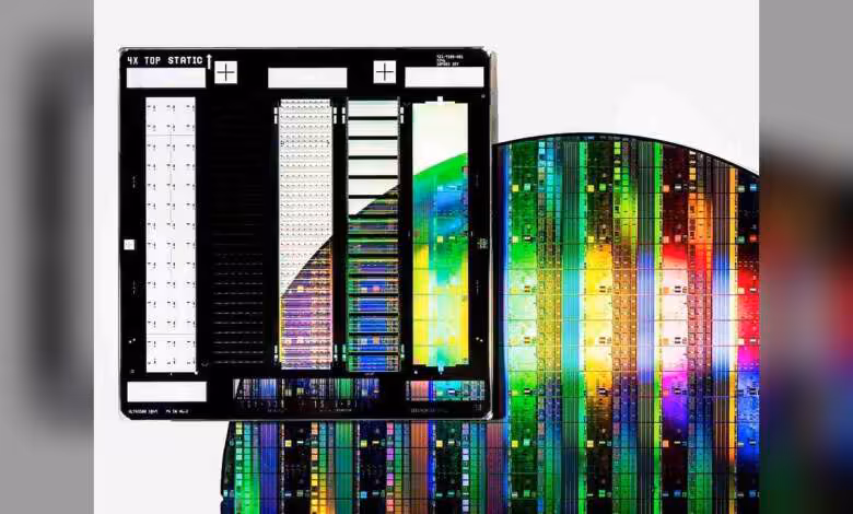 Semi-conducteurs : Samsung et SK hynix engagent 870 milliards de dollars sur 10 ans 1 Plaquette de semi-conducteurs Samsung et SK hynix avec motifs colorés et structures de circuits intégrés visibles