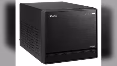Shuttle barebone noir compact avec façade brushed, logo Shuttle et panneau avant fermé