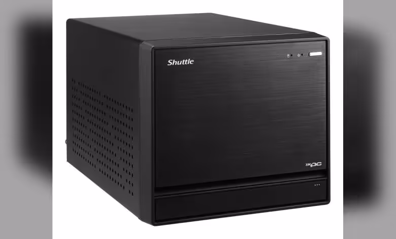 Shuttle SB860R8 : un barebone 14 litres pour Core Ultra 200, 192 Go DDR5 et 4 HDD 1 Shuttle barebone noir compact avec façade brushed, logo Shuttle et panneau avant fermé