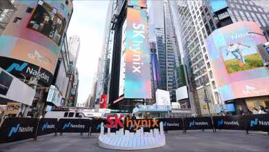 Panneaux géants SK hynix sur Nasdaq à Times Square, New York, avec logos et écrans publicitaires