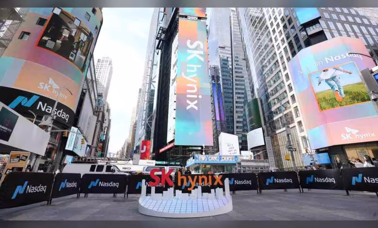SK hynix envisage une usine aux États-Unis pour contenir la flambée des prix mémoire 1 Panneaux géants SK hynix sur Nasdaq à Times Square, New York, avec logos et écrans publicitaires