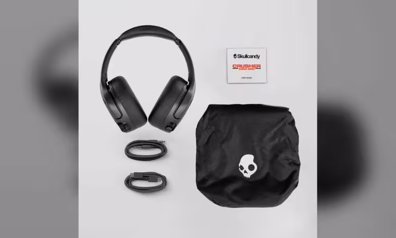 Skullcandy Crusher 1080 ANC : le casque à basses sensorielles s'allie aux technologies Bose 1 Casque Skullcandy Crusher 1080 ANC noir avec boîte, câble USB-C, jack 3,5 mm et pochette.