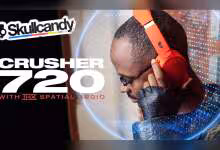 Skullcandy Crusher 720 avec THX Spatial Audio, casque orange porté par un homme