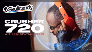 Skullcandy Crusher 720 avec THX Spatial Audio, casque orange porté par un homme