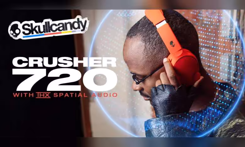 Skullcandy Crusher 720 : THX Spatial Audio, 65 h d’autonomie et basses réglables 1 Skullcandy Crusher 720 avec THX Spatial Audio, casque orange porté par un homme