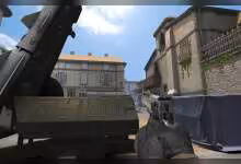 Insurgency: Sandstorm vue à la première personne avec lance-roquettes et ruelle urbaine